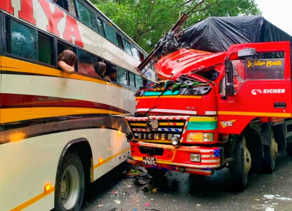 नारायणगढ मुग्लिन सडकखण्डमा भारतीय बस र नेपाली ट्रक एक आपसमा ठोक्कियो