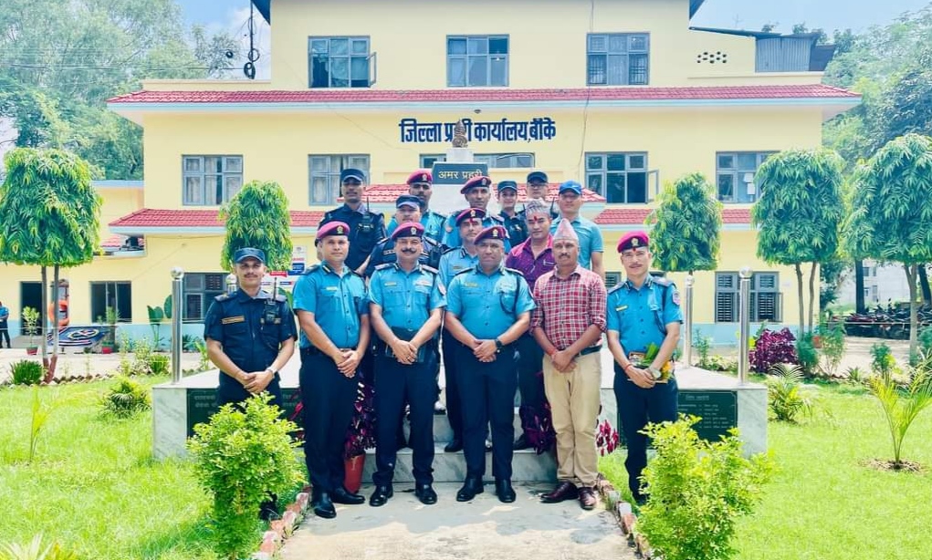 बाँके प्रहरी प्रमुख एसपी तुल बहादुर कार्कीद्वारा सरुवा भएका प्रहरी निरीक्षकहरुको बिदाई