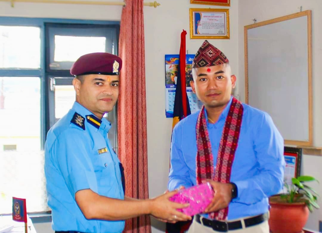 सरुवा भई जान लाग्नु भएका प्रहरी निरीक्षक सुशिल थापामगरको एसपी राम केसीद्वारा बिदाई