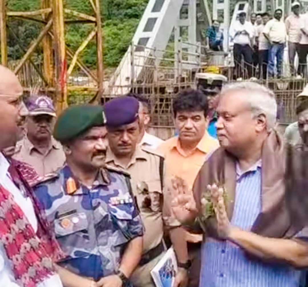 भारतीय राजदूत नवीन श्रीवास्तवले दार्चुला निर्माणाधीन नेपाल भारत जोड्ने पुलको निरीक्षणमा