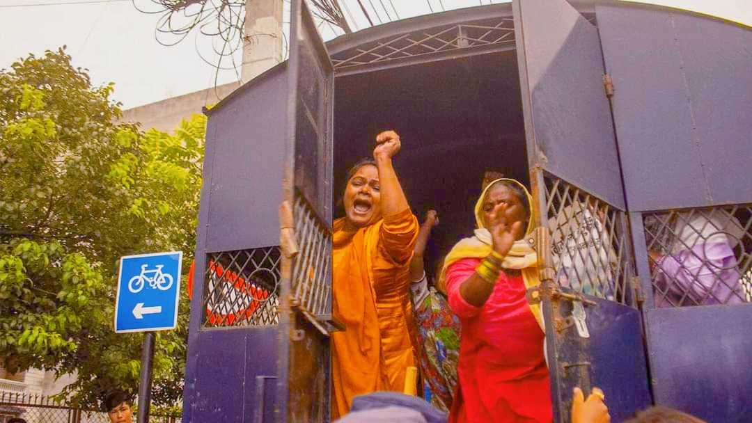 धर्नामा बसेका रुवि खानसहित केहीलाई प्रहरीले नियन्त्रणमा