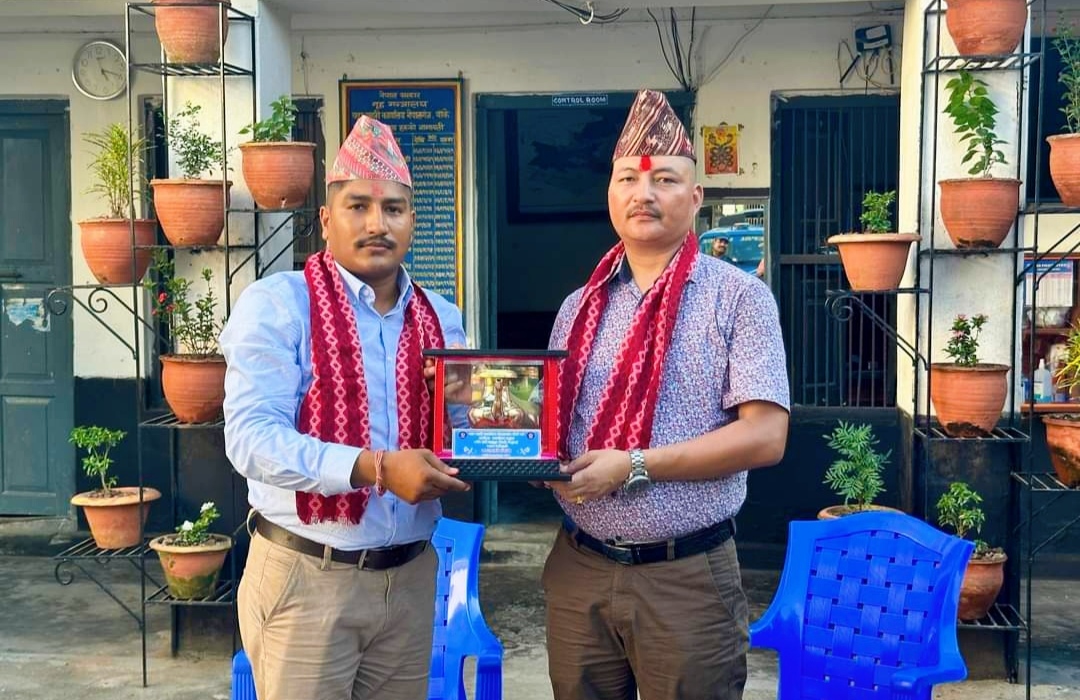 प्रहरी निरीक्षक हरी बिसीको बिदाई प्रहरी निरीक्षक अरुण बमको वडामा स्वागत