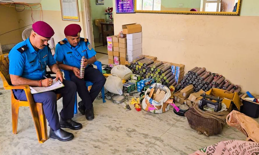भारतिय यात्रु बाहक बसबाट अबैध भन्सार छलिका ३१ लाख बराबरको लत्ताकपडा पक्राउ