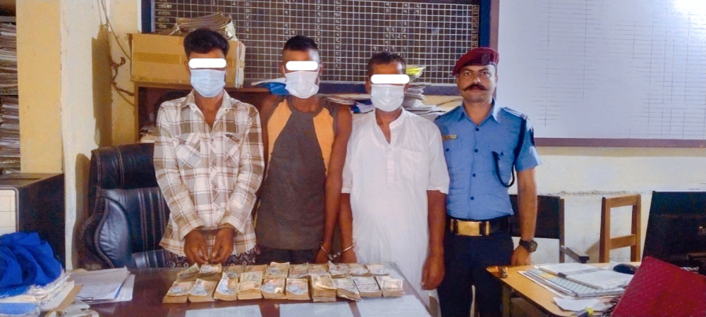 स्रोत नखुलेको १४ लाखभन्दा बढी रकमसहित तीन जना सिरहा प्रहरीद्वारा पक्राउ