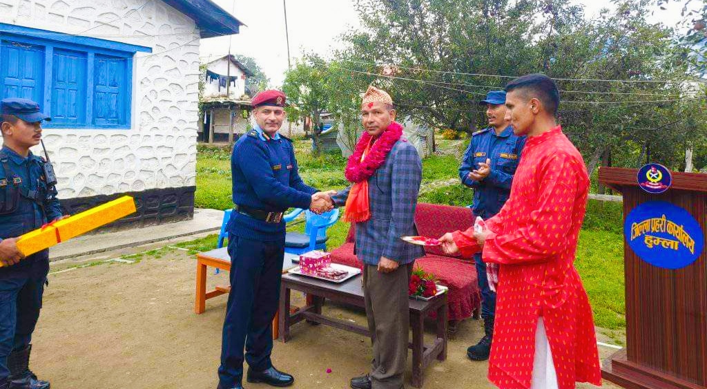 सरुवा भएका प्रहरी निरिक्षक चन्दलाइ जिल्ला प्रहरी हुम्लाका प्रमुख डिएसपी खनालद्वारा बिदाई