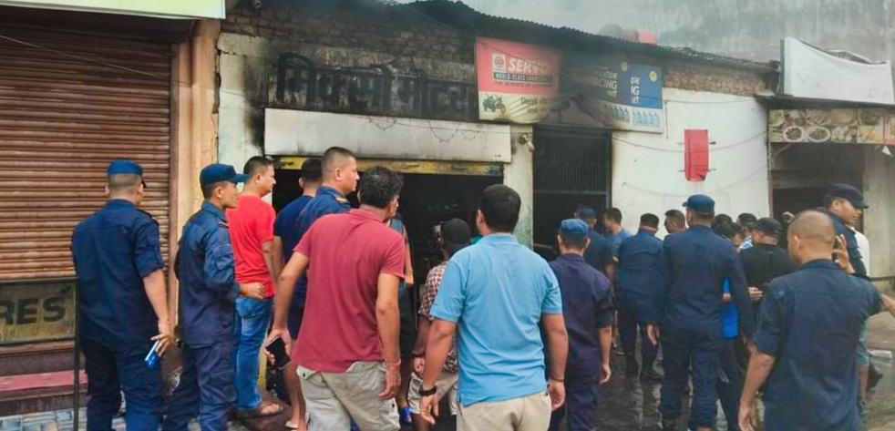 मोटरसाइकल वर्कसपमा आगलागी हुँदा ठुलो क्षति हुनबाट जोगायो दाङ प्रहरीले
