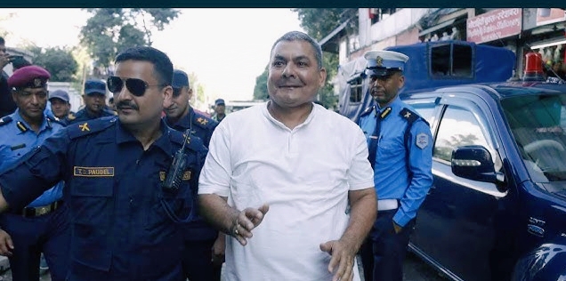 विद्युतीय कारोबारको कसुर आरोपमा पक्राउ परेका दुर्गा प्रसाईंलाई प्रहरीले अस्पताल भर्ना गर्दै