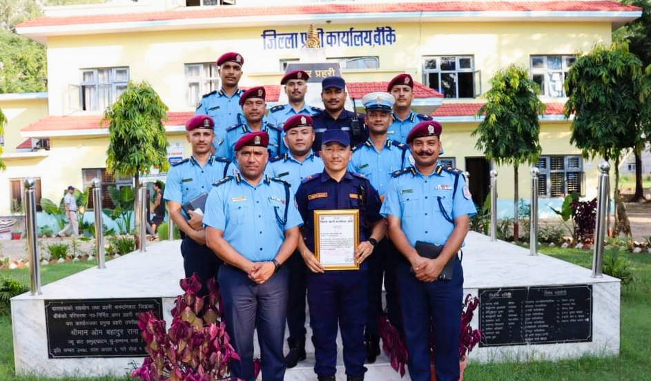 बाँके एसपी कार्कीलाई उत्कृष्ट कार्य गरेकोले लुम्बिनी प्रदेश प्रहरीले प्रशंसा पत्र तथा नगद पुरस्कार