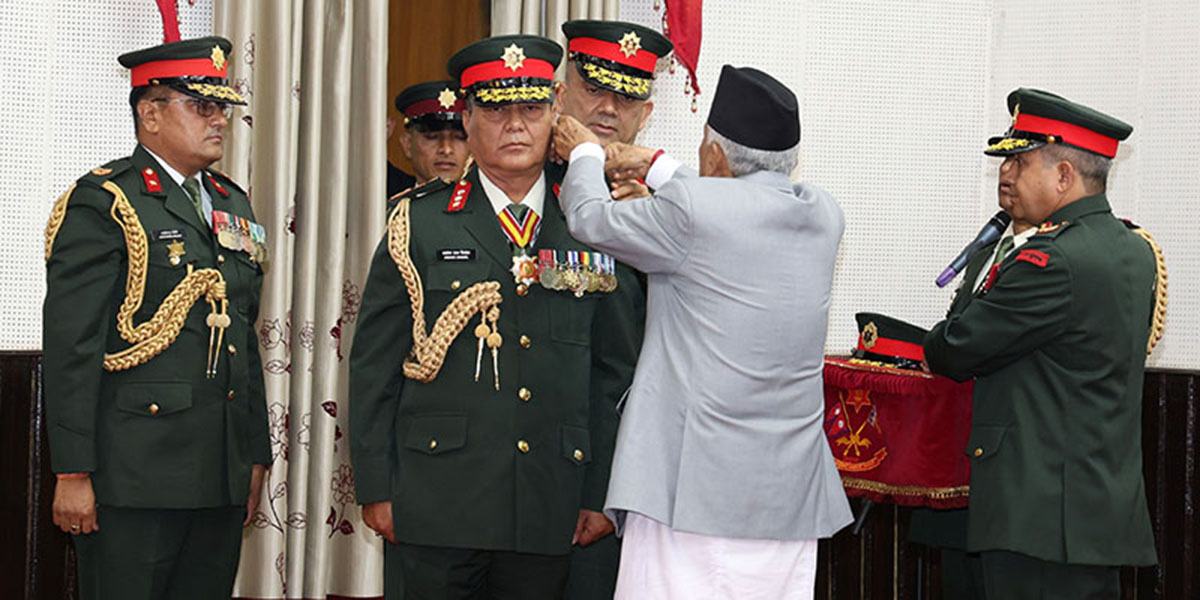 राष्ट्रपति पौडेलद्वारा नवनियुक्त प्रधानसेनापति महारथी अशोकराज सिग्देललाई दर्ज्यानी चिह्न प्रदान