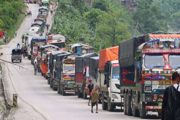 नारायणघाटदेखि काठमाडौँसम्म चल्ने ठूला सवारी साधनहरुमा सञ्चालनमा रोक