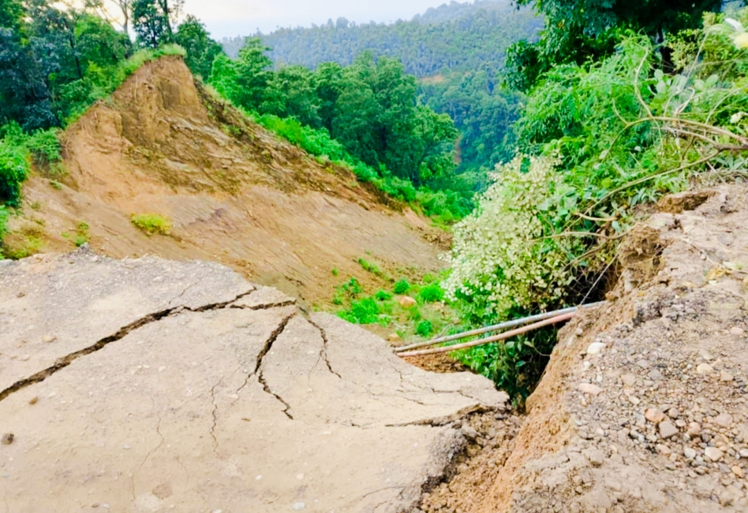 दाउन्नेमा सडक भासिएपछि पुर्वपश्चिम राजमार्ग पुर्णरुपमा अवरुद्ध हजारौं यात्रुहरु अलपत्र