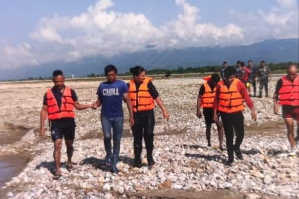 राप्ती नदीमा बग्दै गरेका एक युवकको प्रहरीद्वारा उद्धार