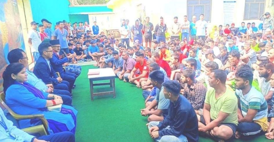 कारागारमा रहेका कैदी बन्दीहरुसंग दाङका सिडियो कृष्ण प्रसाद लम्सालको सम्वाद