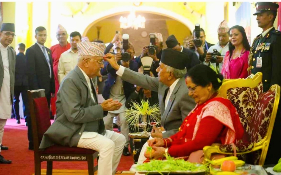राष्ट्रपति रामचन्द्र पौडेलले प्रधानमन्त्री केपी शर्मा ओलीलाई दसैँको टीका लगाइदिए