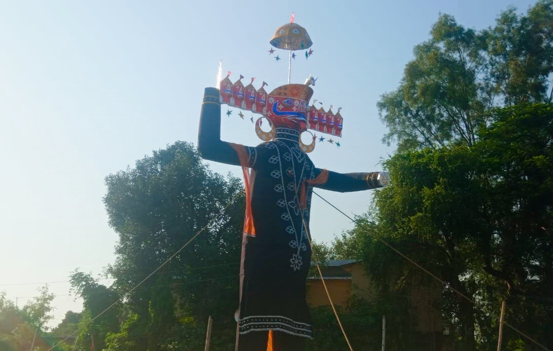 नेपालगन्जको रामलिला मैदानमा शनिबार दिउँसो भव्य कार्यक्रमबिच रावणको पुत्ला दहन