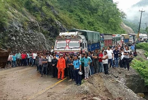 अबरुद्ध सडक मर्मत गरी सुचारु भएसँगै पाथीभरामा आउने तीर्थयात्रीहरुको घुइँचो