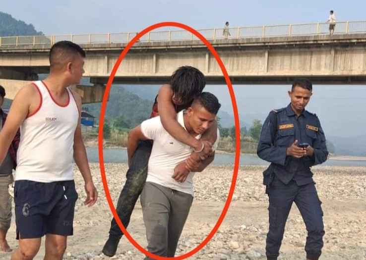 दाङको भालुवाङ राप्ती पुलबाट नदीमा हाम फालेका एक युवकको सकुशल प्रहरीद्वारा उद्बार