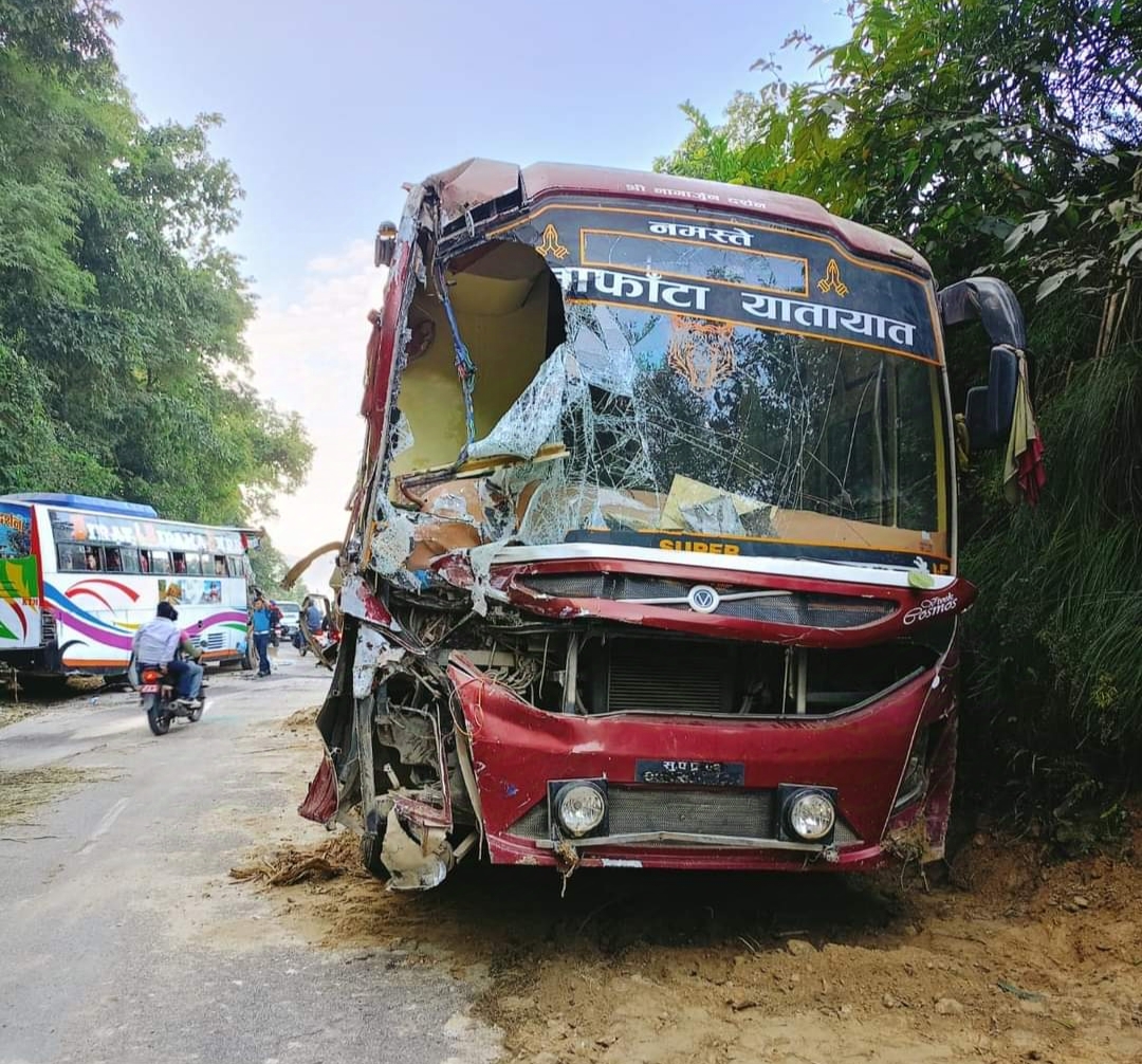 दाङमा राेकिरहेकाे बसलाई अर्काे बसले ठक्कर दिंदा ६ घन्टा राजमार्ग अबरूद्ध पछी खुला