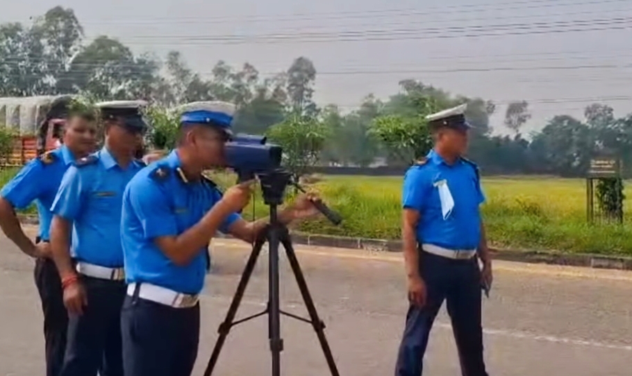 बाँके ट्राफिक प्रमुख प्रहरी निरीक्षक पन्त सडक दुर्घटना न्यूनीकरण गर्न राडरगनसहित चेकिङ गर्दै