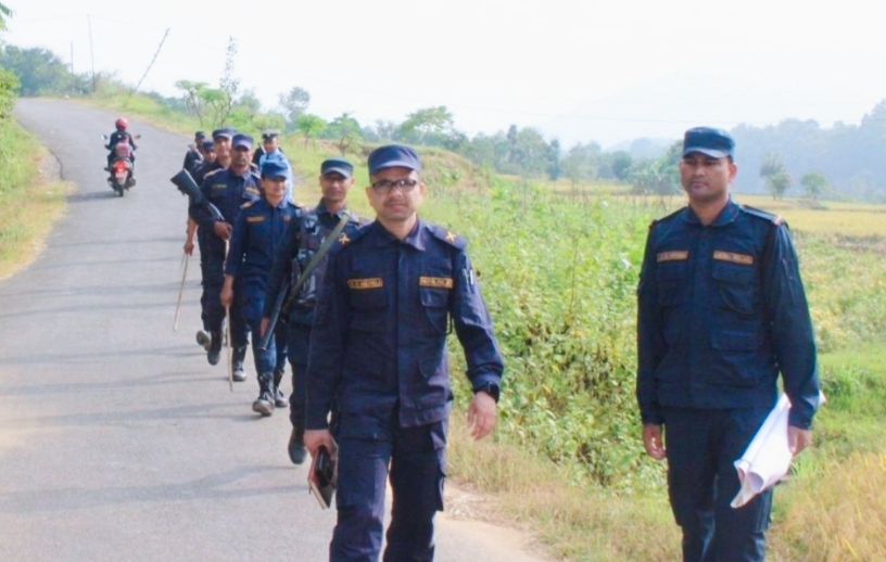 चाड पर्वमा हुन सक्ने अपराधिक क्रियाकलाप रोक्न रामपुरका प्रहरी प्रमुख नेपालीसहित गस्ती