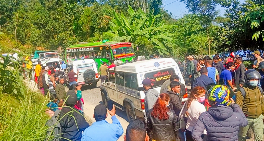 बागमती प्रदेशमा माइक्रोबस दुर्घटना एक दम्पती सहित ५ जनाको मृत्यु ५ जना घाइते