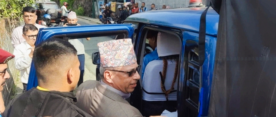 कोशी प्रदेशका पूर्वमन्त्री अधिकारीलाई प्रहरीले निवासबाटै पक्राउ गरेर काठमाडौं लाग्दै