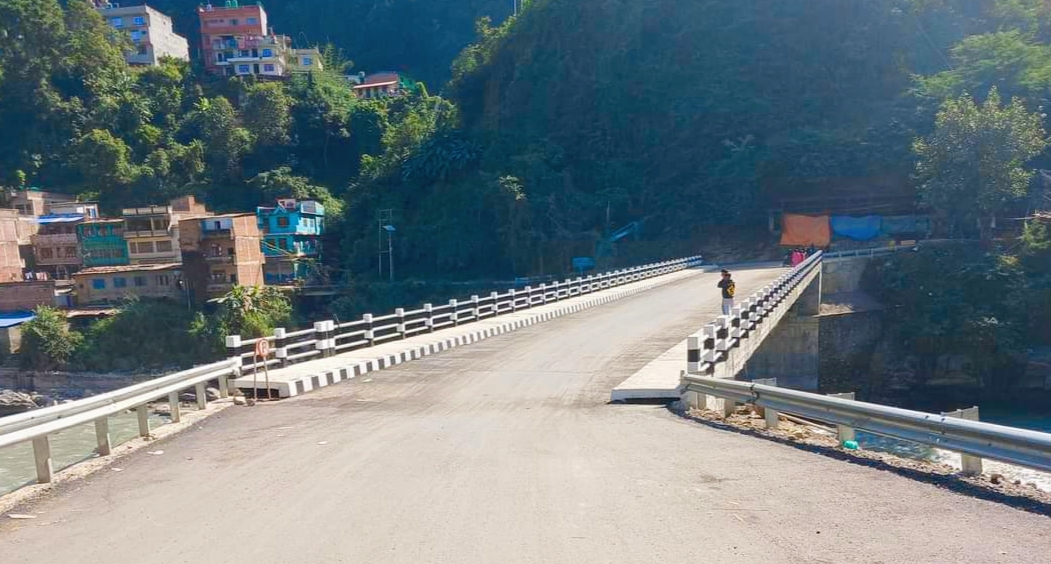 नुवाकोटको बिदुर नगरपालिका १ त्रिशुली नदीमा नयाँ पुल बनेसँगै यातायात सञ्चालनमा