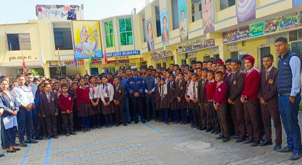 बाँके जिल्ला ट्राफिक प्रमुख पुस्करराज पन्त विद्यार्थिहरुलाई ट्राफिक नियम प्रशिक्षण दिदै,