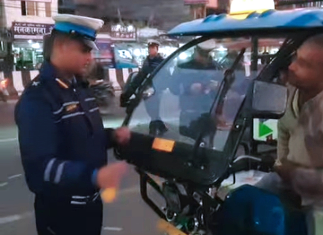 दुर्घटना न्यूनीकरण गर्न बाँके ट्राफिक प्रमुख पुष्कर पन्त सडकमा रिफ्लेक्टिभ स्टिकर टाँस्ने अभियानमा,