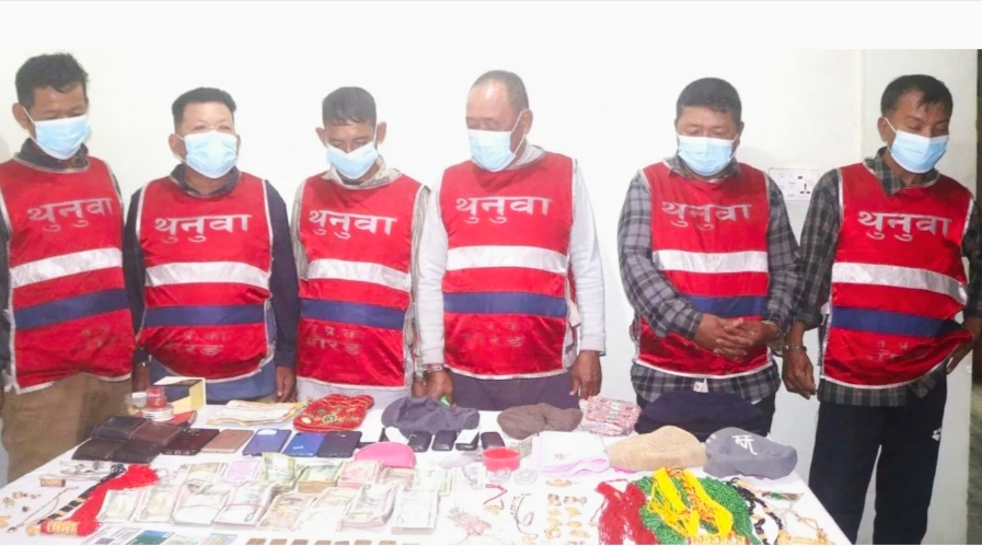 जिल्ला प्रहरी कार्यालय मोरङले नक्कली सुन देखाइ ठगी गर्ने ६ जना पक्राउ गरि सार्वजनिक,