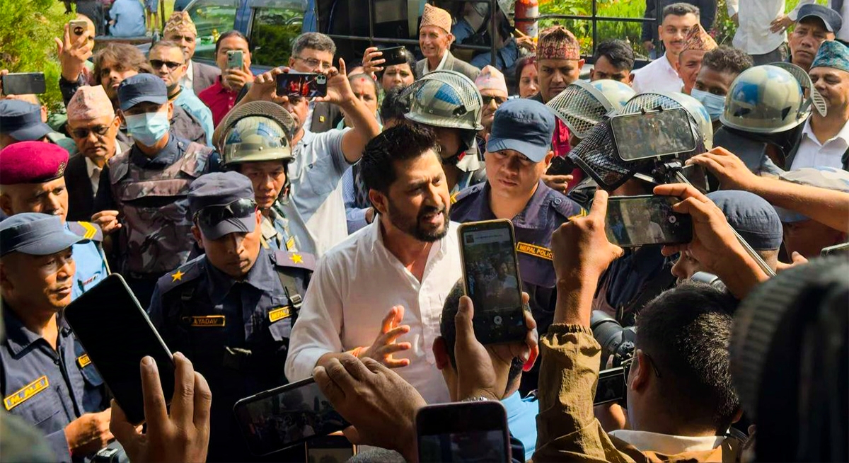 पूर्वगृहमन्त्री रवि लामिछानेलाई कास्की प्रहरीले आठौँ पटक अदालतमा उपस्थित गराउँदै,