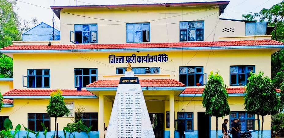 बाँके प्रहरीले भारतबाट अवैध रुपमा भन्सार छलि गरि भण्डारण गरि राखेको लत्ता कपडा छापा,
