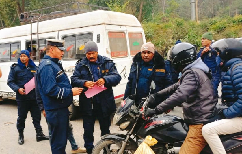 जिल्ला ट्राफिक दाङ र ईप्रका भालुवाङले सवारी साधनहरुमा (रिफ्लेक्टर-स्टिकर) टाँस्दै,