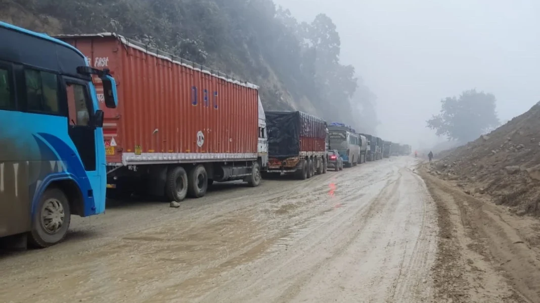 नवलपरासीको पुल भाँचिदा अवरुद्ध भएको सडक डाइभर्सन पछि सञ्चालनमा आयो,