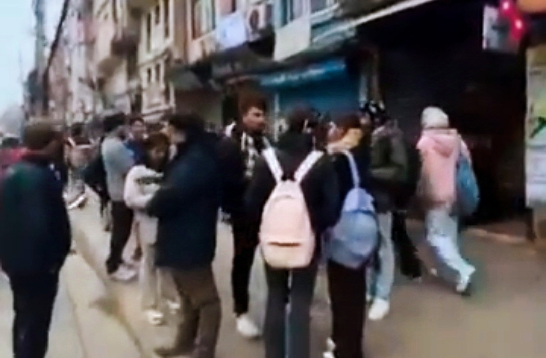 काठमाडौंमा बिहानै भुकम्पको धक्का मान्छेहरु घर बाहिर,