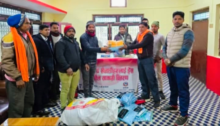 कपिलवस्तुको विजयनगर गाउँपालिका ३ मा खेलाडीलाई खेल सामग्री वितरण,