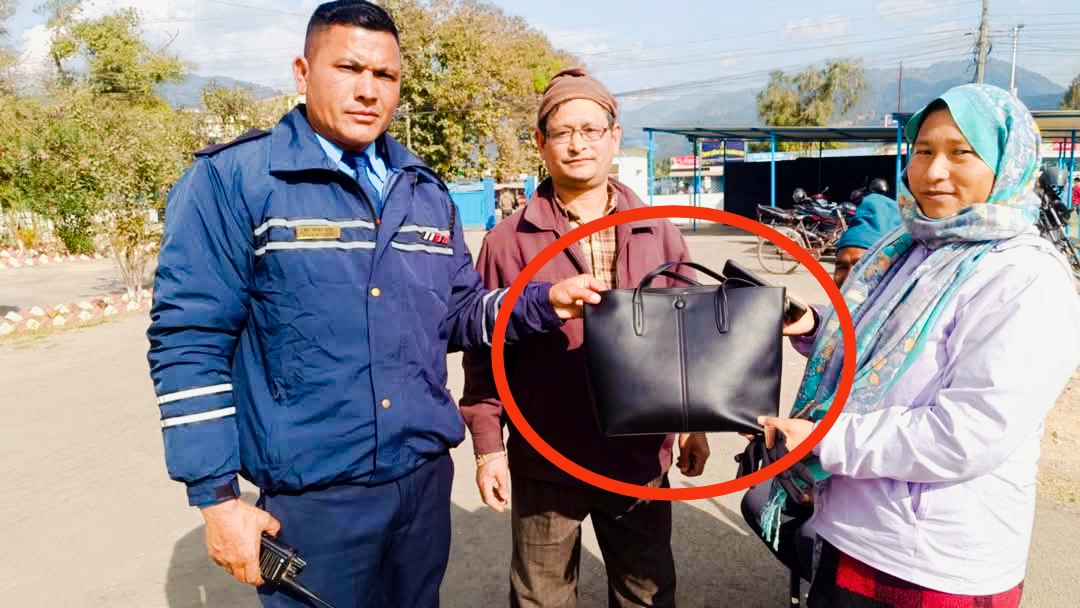 दाङ जिल्ला ट्राफिकले बाटोमा बेसारिसे अवस्थामा रहेको (ब्याग) धनिलाई बुझायो,