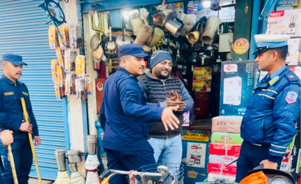 बाँके जिल्ला ट्राफिक प्रहरी प्रमुख पुष्कर पन्त नेपालगञ्जको फुटपाथ अतिक्रमण हटाउने अभियानमा,