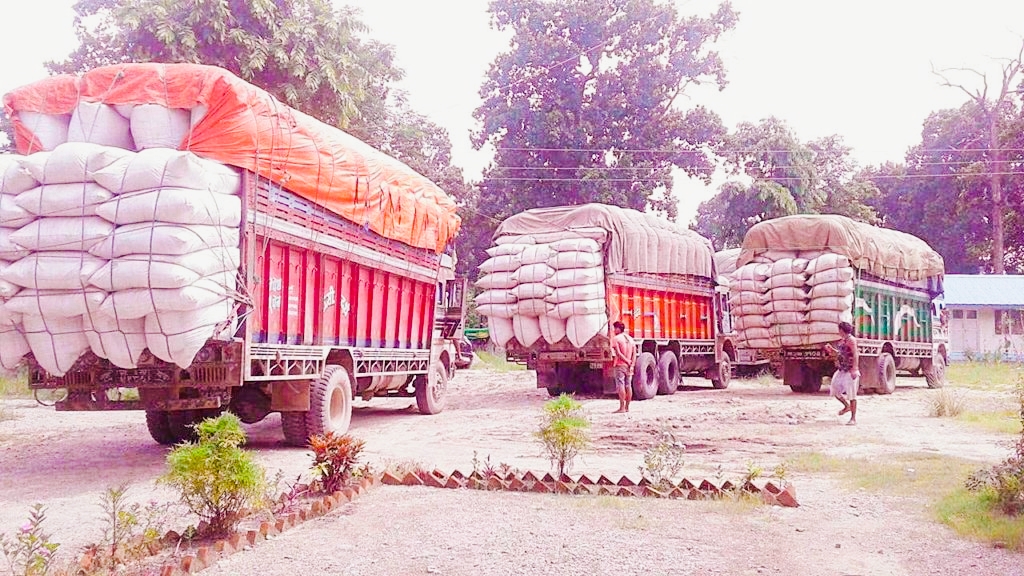 बाँके ट्राफिकले अत्याधिक भवरलोड बोक्ने सवारी साधनहरुलाई पल्टी गरी कारवाही,