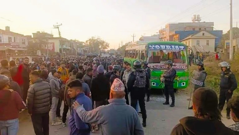 दाङको तुलसीपुरमा बसको ठक्करबाट एक महिलाको मृत्यु चालक प्रहरी नियन्त्रणमा