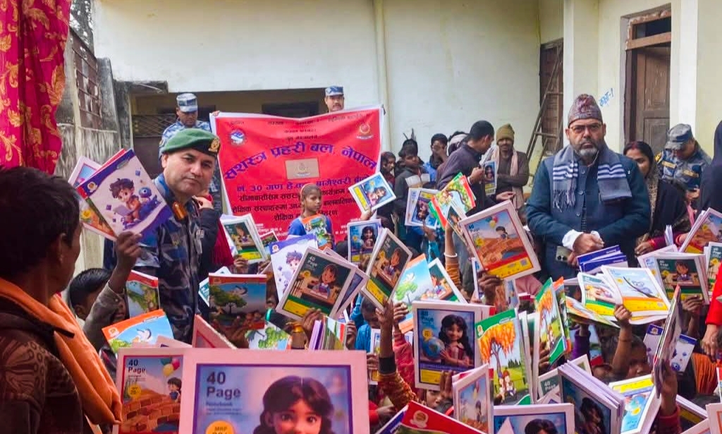 बाँके सशस्त्र प्रहरी बल ३० गणपति एसपी बिमल डाँगीद्वारा नरैनापुरमा शैक्षिक सामाग्री वितरण