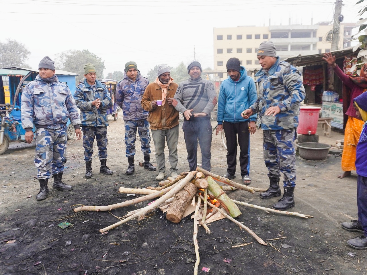 चिसो बढ्दै गएपछि सशस्त्र प्रहरी बल धनुषाले बजारसहित विभिन्न स्थानमा सर्वसाधारणलाई आगो ताप्ने व्यवस्था,