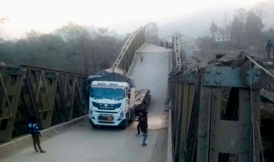 पूर्व-पश्चिम राजमार्ग अन्तर्गत दुम्कीबासको पुल भाँचिदा यातायात अवरुद्ध