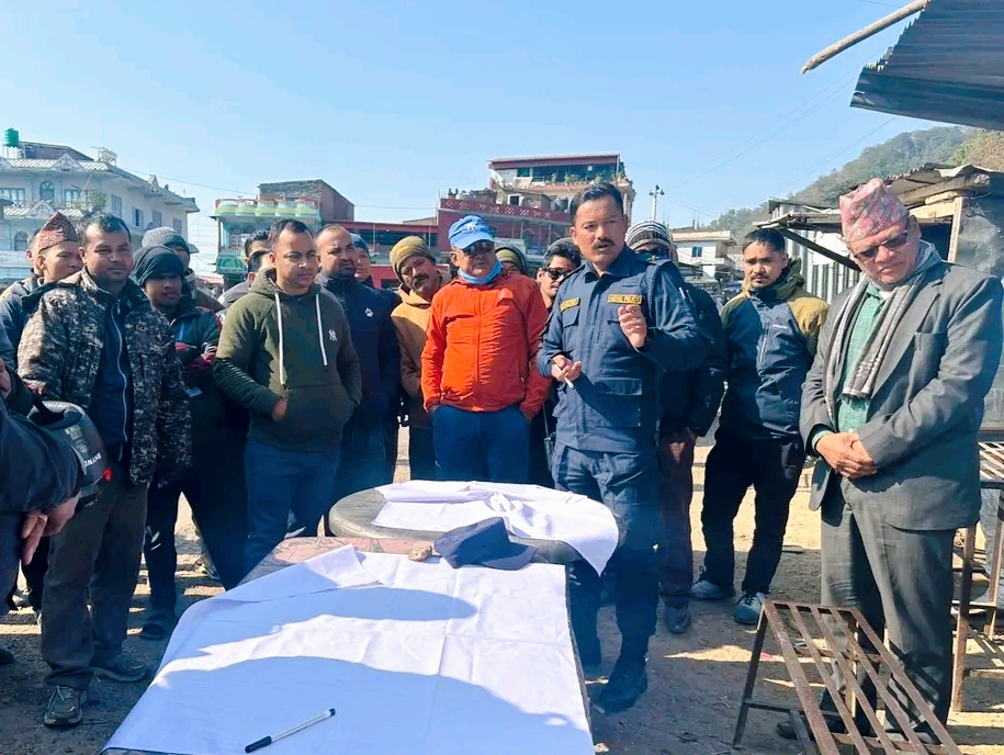 इन्स्पेक्टर माझीको सक्रियतामा सडक दुर्घटना न्यूनिकरण चालकहरुको प्रतिबद्धता सहितको हस्ताक्षर,
