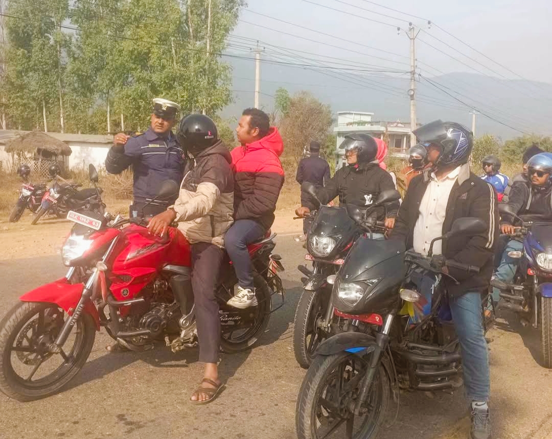 दाङ जिल्ला ट्राफिक प्रहरीको निर्देशनमा विभिन्न ट्राफिक पोष्टहरुमा ट्राफिक सचेतना अभियान सुरु