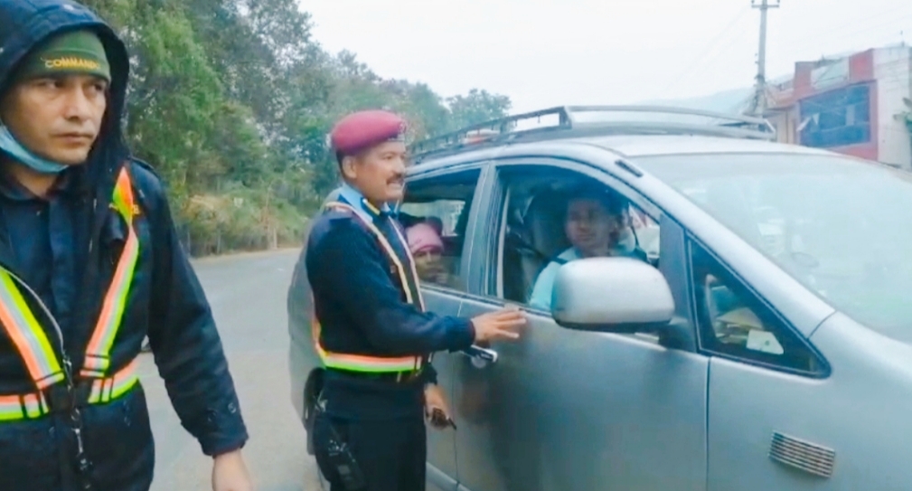 टाइमकार्ड पालना नगर्ने सय भन्दा बढी सवारी चालकहरु दाङ प्रहरीको कारबाहीमा दुर्घटनामा कमि हुँदै,