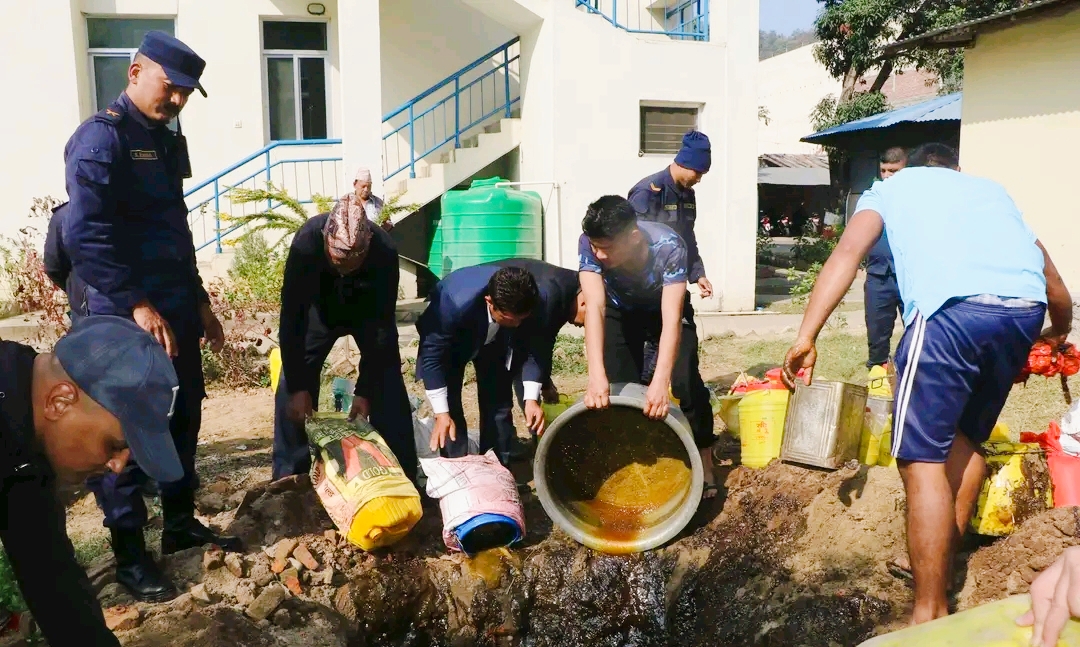 ईलाका प्रहरी कार्यालय भालुबाङले ठुलो मात्रामा मिसावट मह बरामद गरी नष्ट गर्‍यो