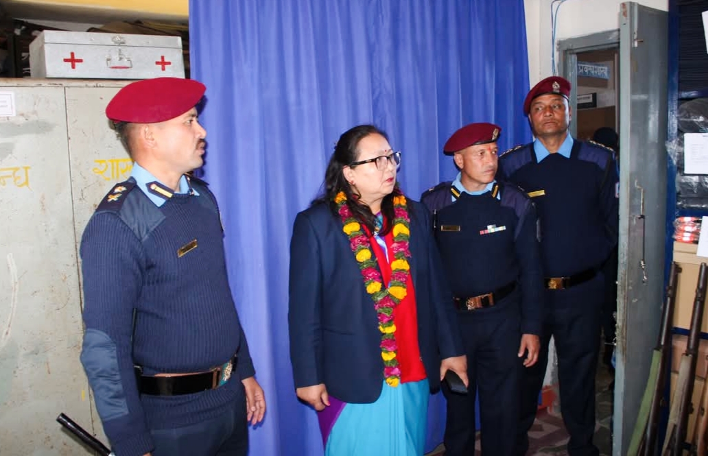 सल्यानका नयाँ प्रमुख जिल्ला अधिकारी सावित्रा पुनबाट जिल्ला प्रहरी सल्यानको निरीक्षण,
