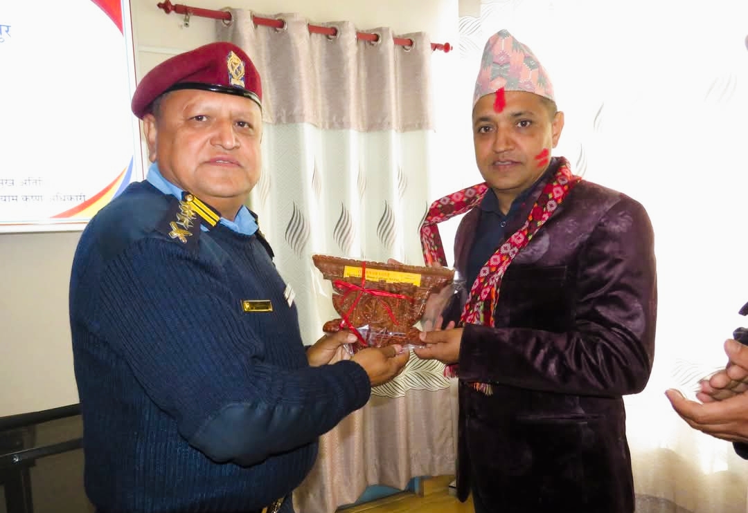 ललितपुर प्रहरी प्रमुख एसएसपी श्यामकृष्ण अधिकारीद्वारा एसपी नवरत्न पौडेलको बिदाई