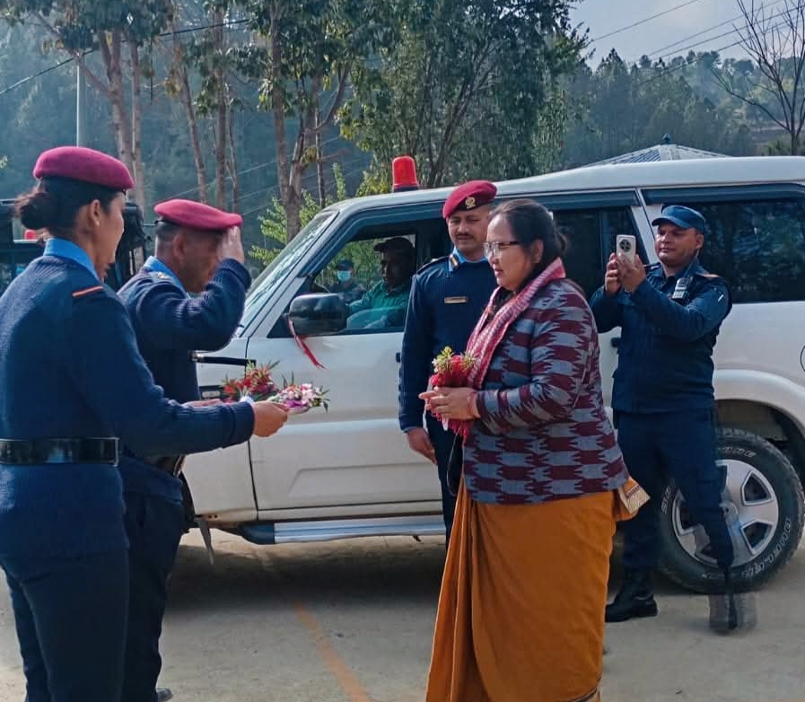 सल्यानका प्रमुख जिल्ला अधिकारी साबित्रा पुनद्वारा ईलाका प्रहरी कार्यालय थारमारेको निरीक्षण,